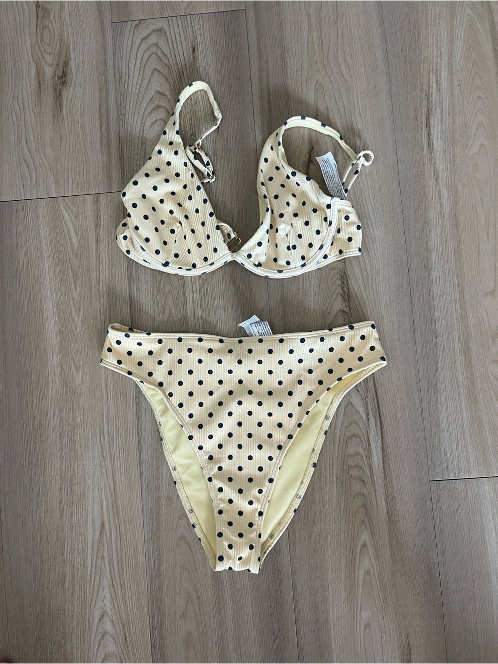Hollister women’s Yellow Polka Dot bikini Swim Set